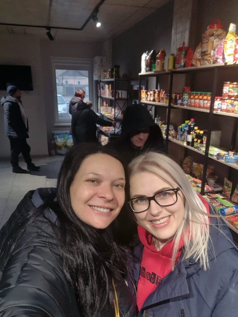 Tonya koopt 2000 euro voedsel aan in Rivne, Oekraïne met Yana van de partnerstichting